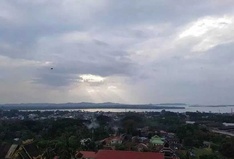 هتل The Old Moulmein Hostel