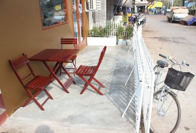 هتل The Old Moulmein Hostel