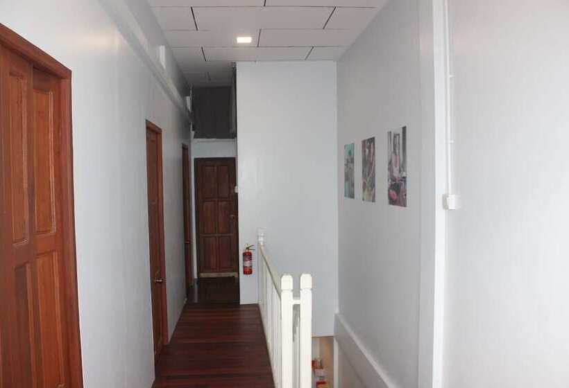 هتل The Old Moulmein Hostel