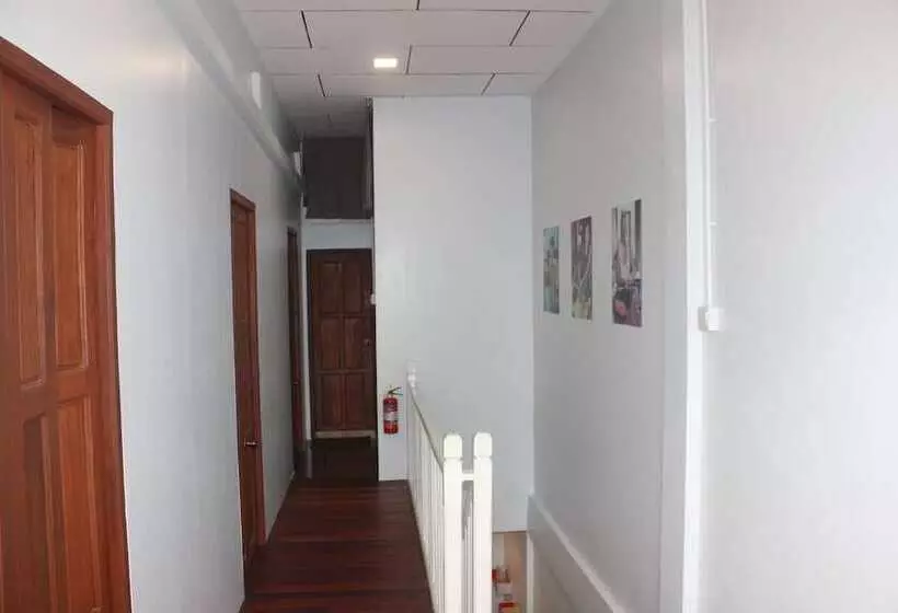 هتل The Old Moulmein Hostel