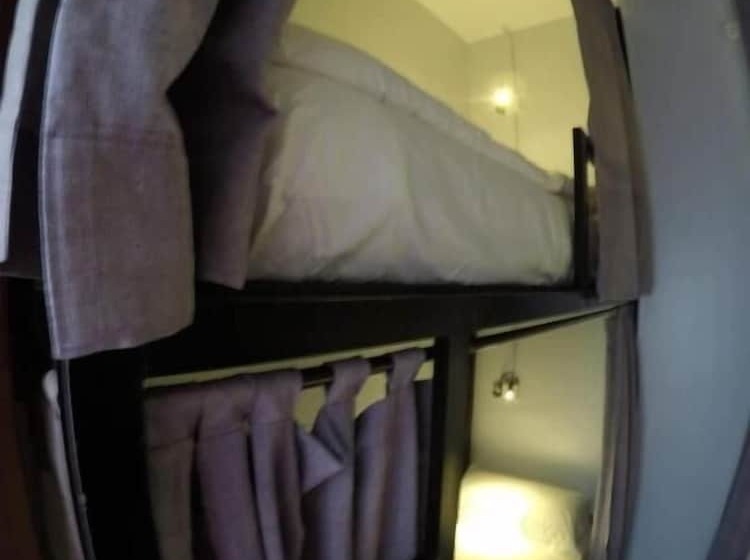 هتل The Old Moulmein Hostel