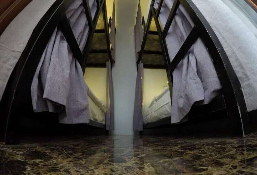 هتل The Old Moulmein Hostel