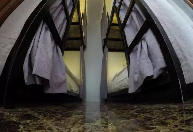 هتل The Old Moulmein Hostel