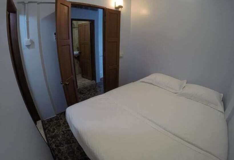 هتل The Old Moulmein Hostel