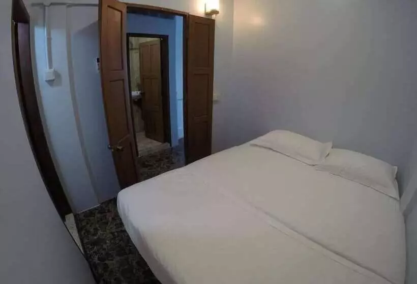 هتل The Old Moulmein Hostel