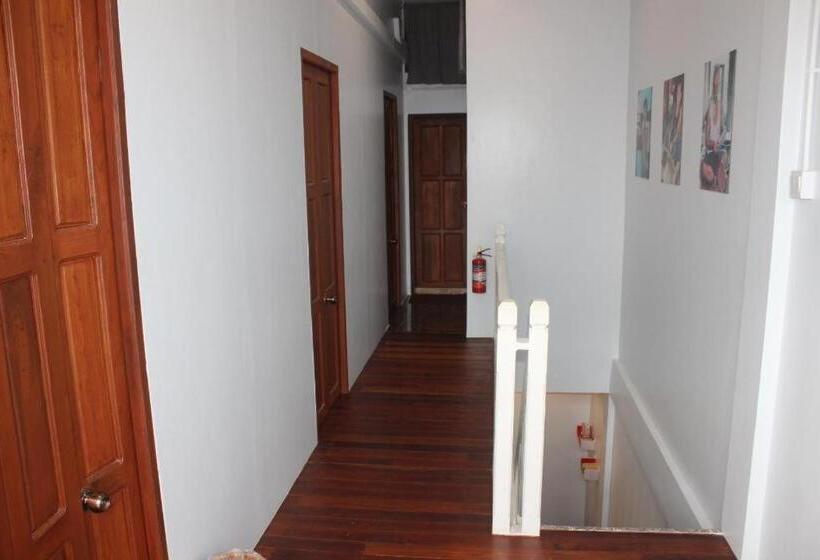 هتل The Old Moulmein Hostel