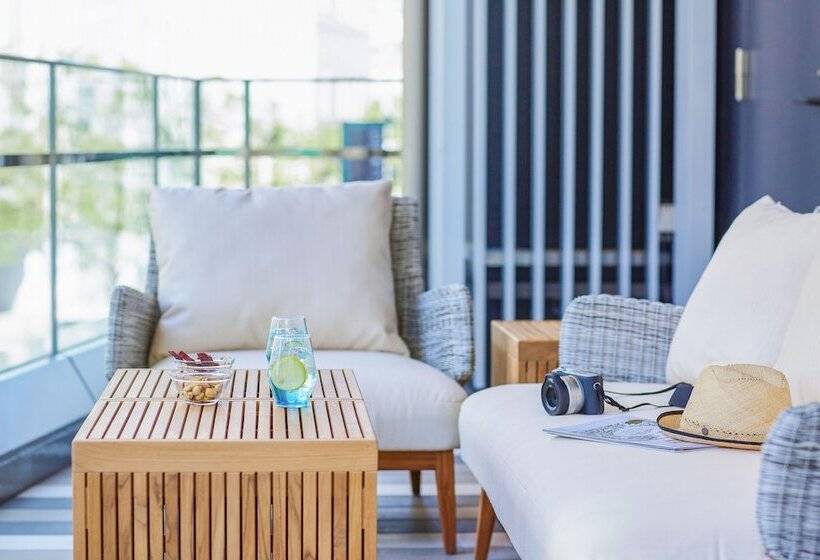 هتل The Royal Park Canvas Osaka Kitahama