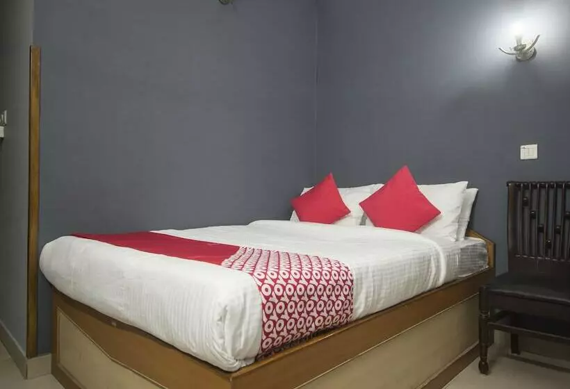 Oyo 16041 Hotel Golden Moments