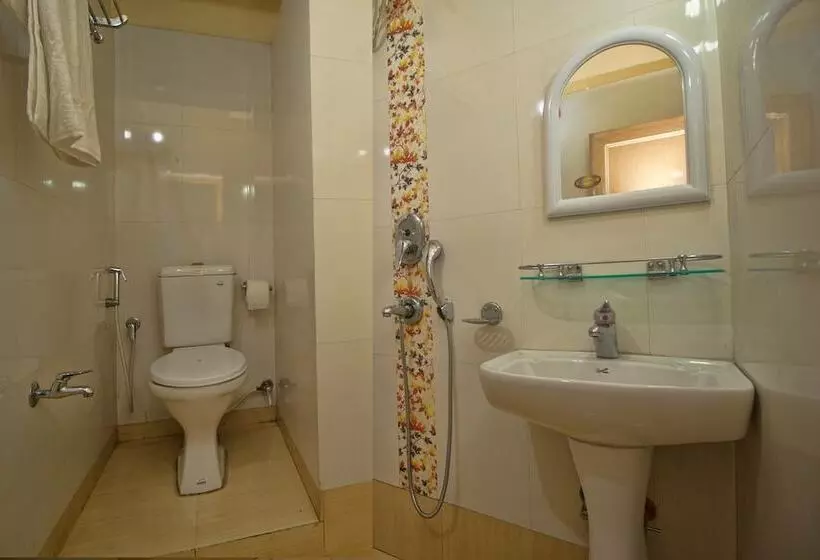 Oyo 16041 Hotel Golden Moments
