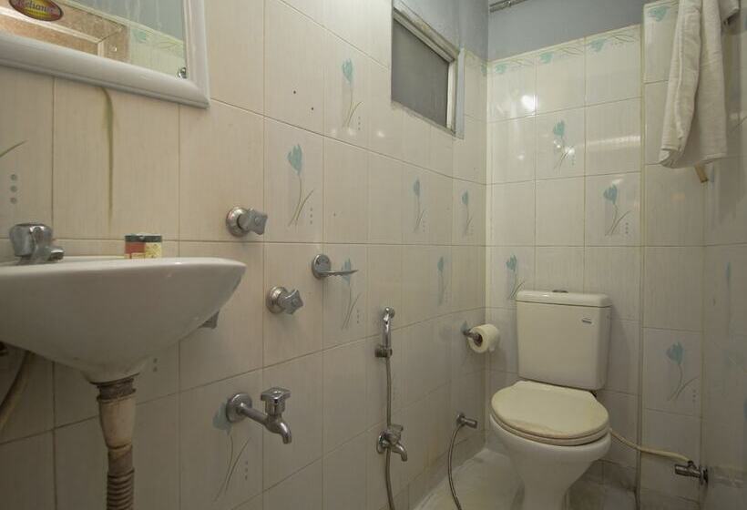 Oyo 16041 Hotel Golden Moments