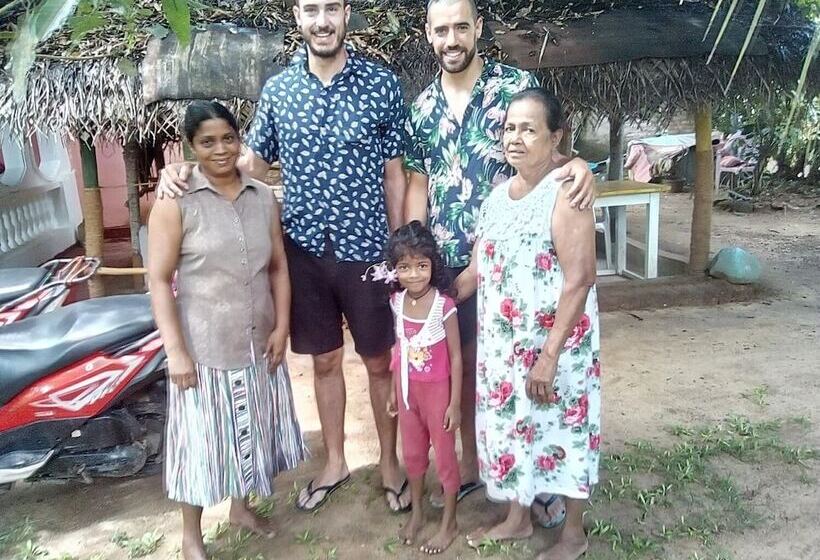 펜션 Thevindu Guest & Red Mud Resturent