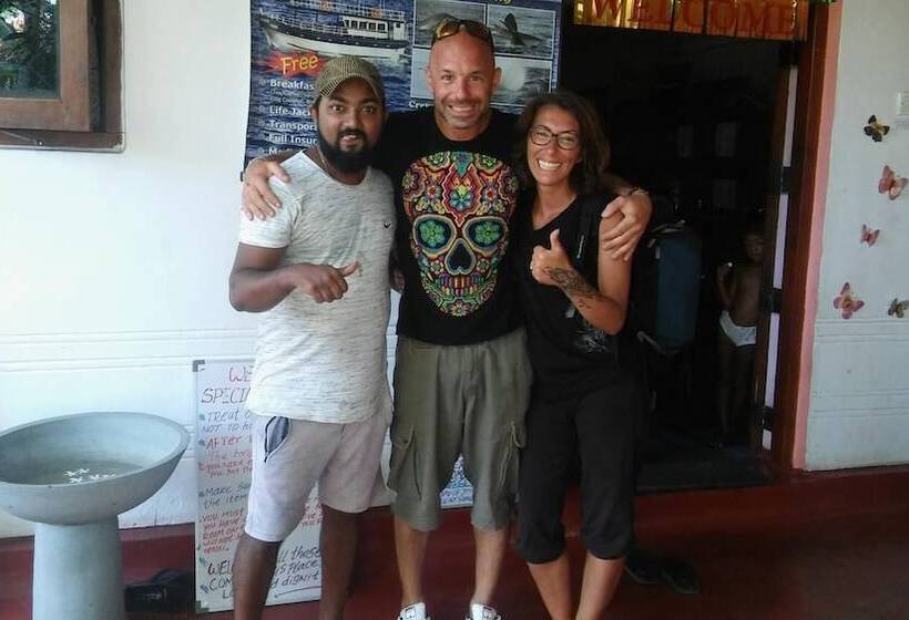 펜션 Thevindu Guest & Red Mud Resturent