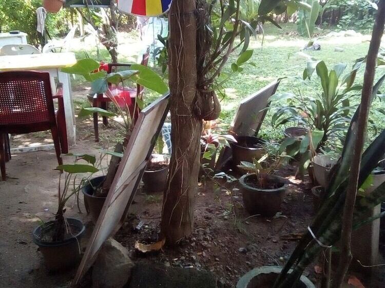 펜션 Thevindu Guest & Red Mud Resturent