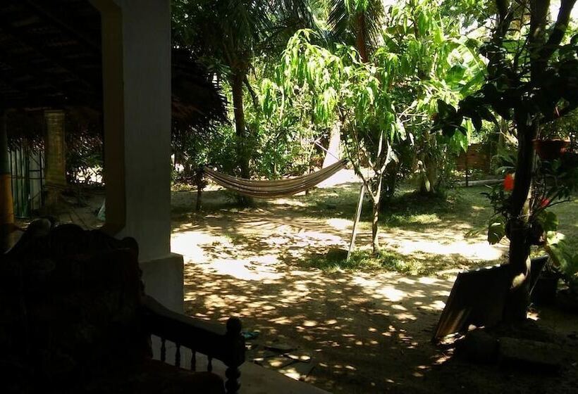 펜션 Thevindu Guest & Red Mud Resturent