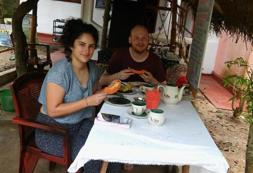 펜션 Thevindu Guest & Red Mud Resturent