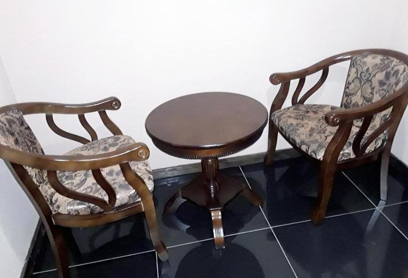 تختخواب و صبحانه The Grand Suites