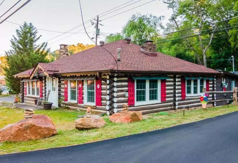 هتل Log Cabin Motor Court