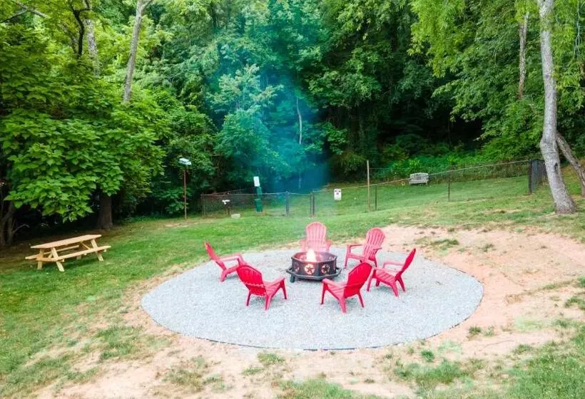 هتل Log Cabin Motor Court