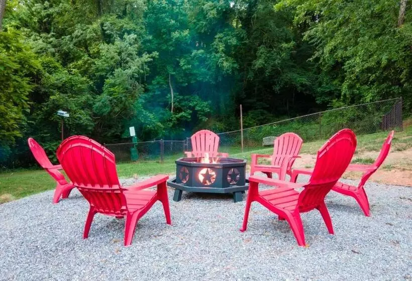 هتل Log Cabin Motor Court