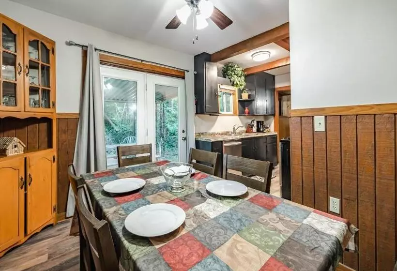 هتل Log Cabin Motor Court