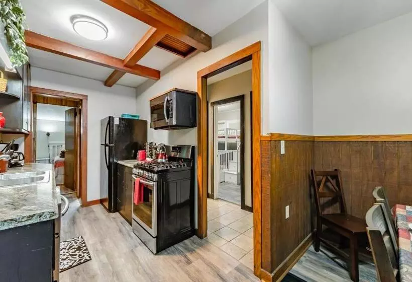 هتل Log Cabin Motor Court