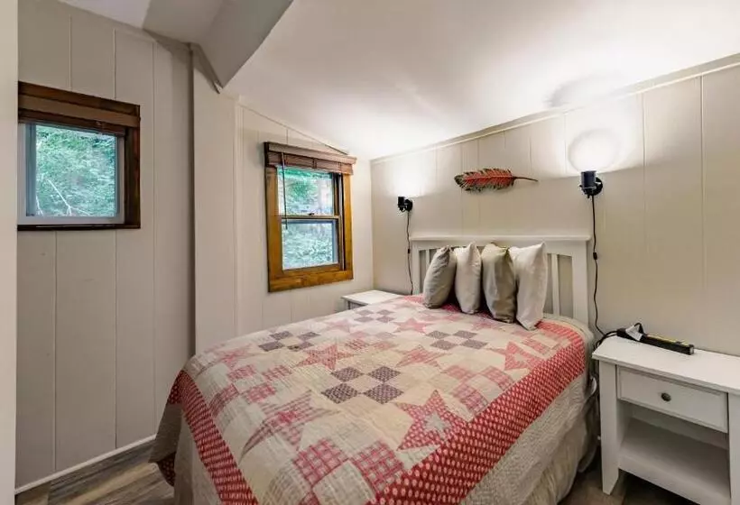 هتل Log Cabin Motor Court