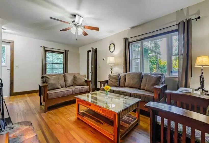هتل Log Cabin Motor Court