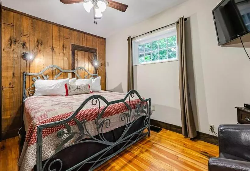 هتل Log Cabin Motor Court