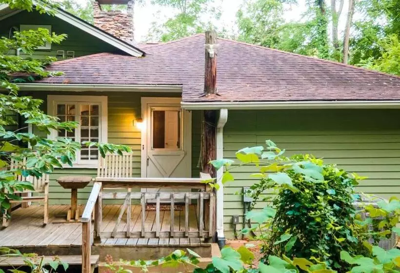 هتل Log Cabin Motor Court