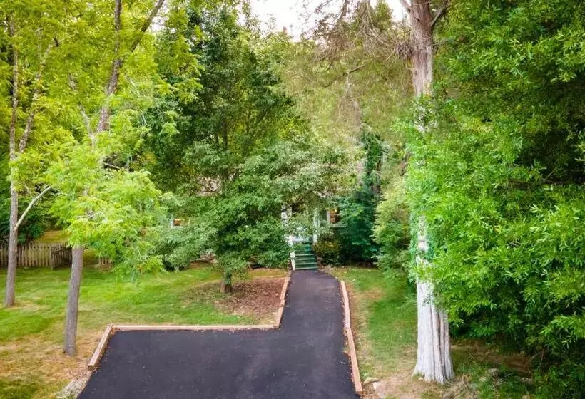 هتل Log Cabin Motor Court