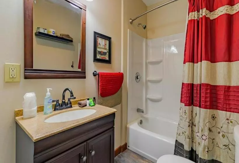 هتل Log Cabin Motor Court