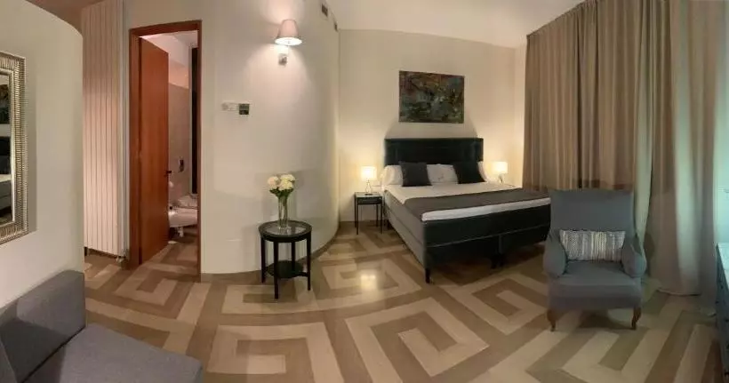 هتل Reina Rooms