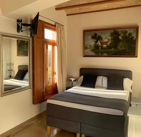 هتل Reina Rooms