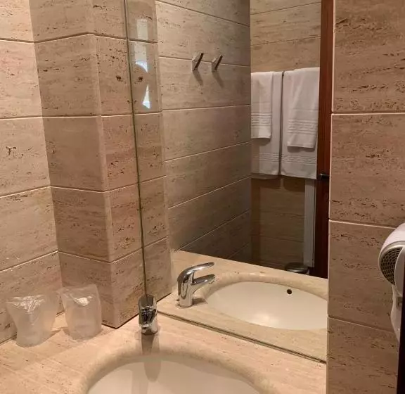 هتل Reina Rooms