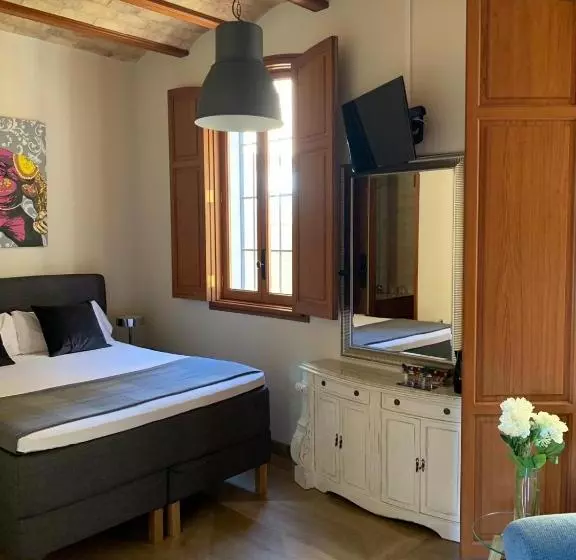 هتل Reina Rooms