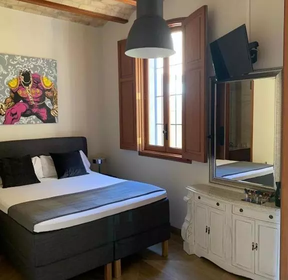 هتل Reina Rooms