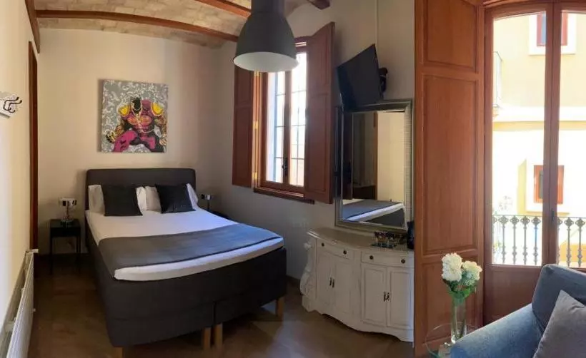 هتل Reina Rooms