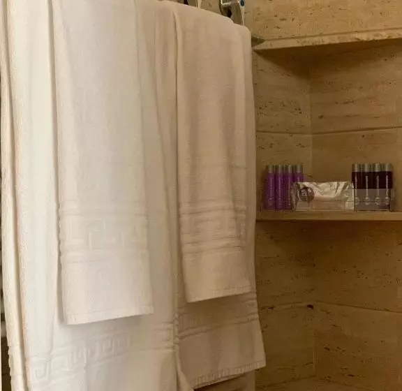 هتل Reina Rooms