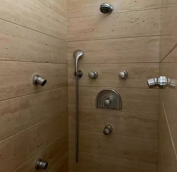 هتل Reina Rooms