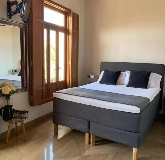 هتل Reina Rooms