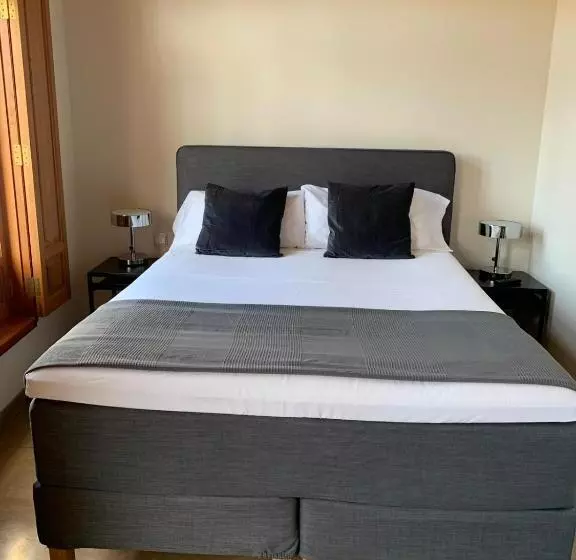 هتل Reina Rooms