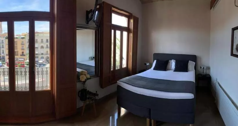 هتل Reina Rooms