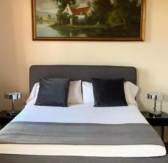 هتل Reina Rooms