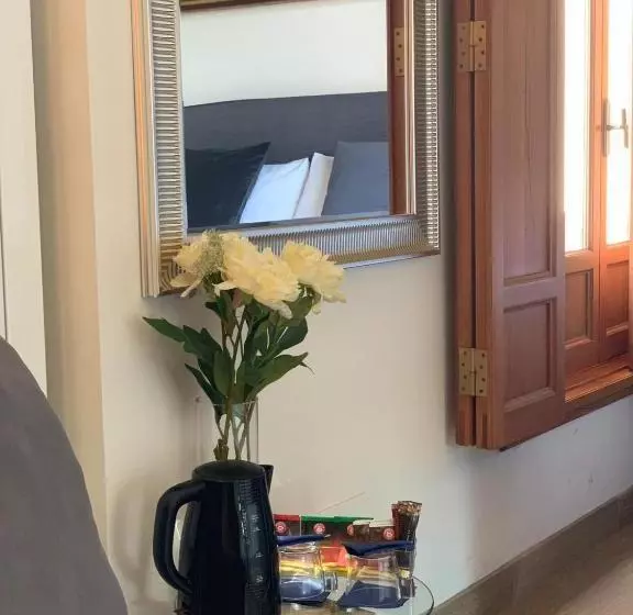 هتل Reina Rooms
