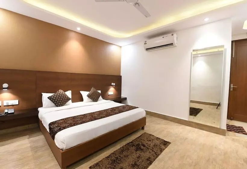 OYO 5383 Hotel Under Bridge Inn