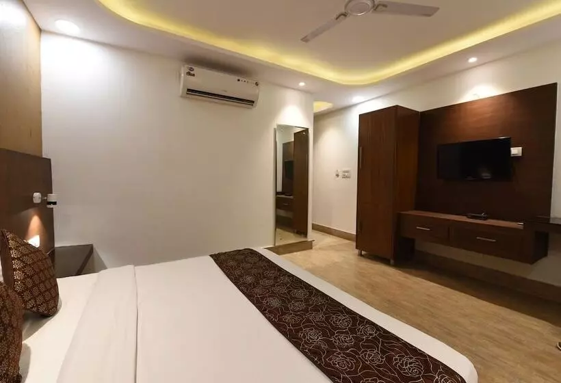 OYO 5383 Hotel Under Bridge Inn