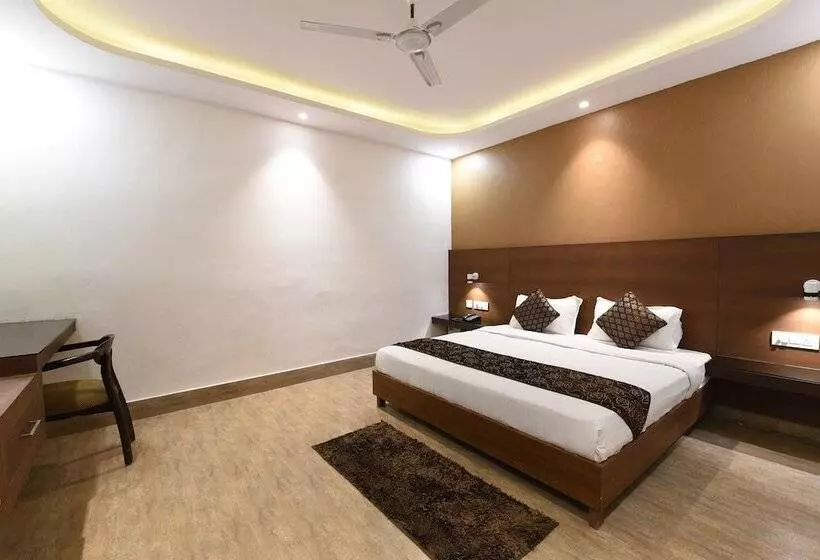 OYO 5383 Hotel Under Bridge Inn