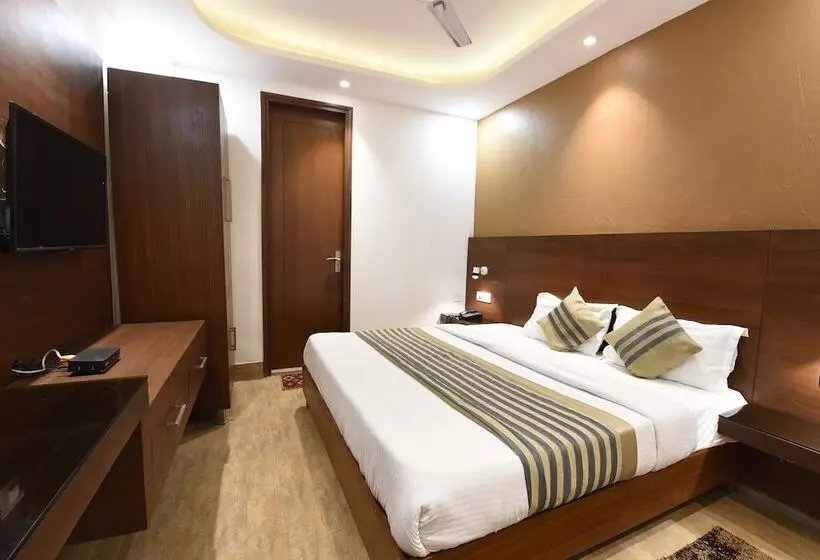 OYO 5383 Hotel Under Bridge Inn