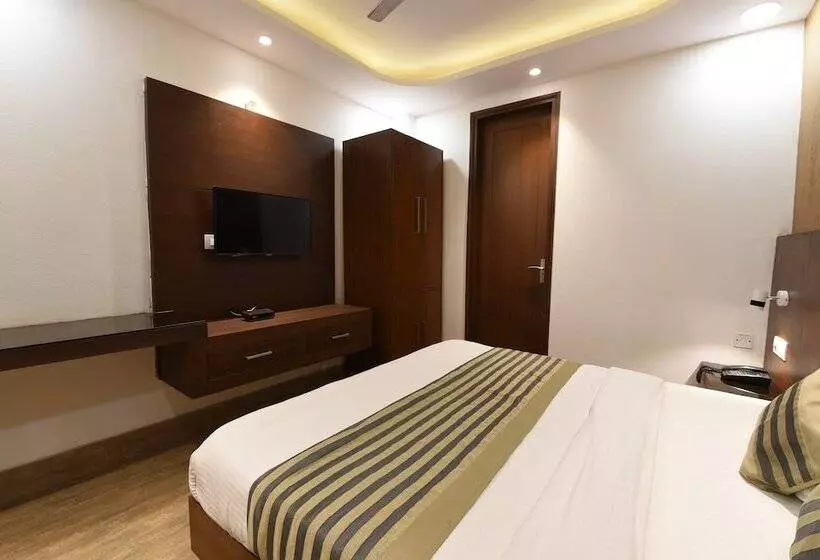 OYO 5383 Hotel Under Bridge Inn