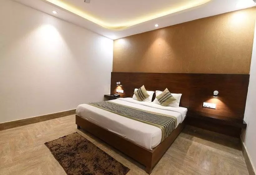 OYO 5383 Hotel Under Bridge Inn